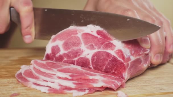 Un uomo taglia carne cruda con il coltello in Slow Motion. 4k, primo piano — Video Stock