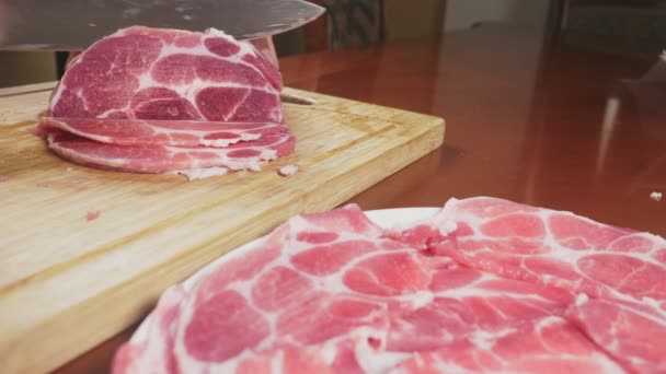 Homem Corta Carne Crua Com Faca Câmara Lenta Close — Vídeo de Stock