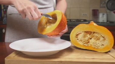 Kadın mutfakta bir kabak pasta yapmak. 4k, ağır çekim çekim. dolly vurdu