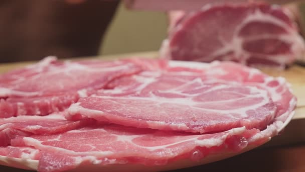 Человек режет сырое мясо ножом в "Медленном движении". 4k, крупный план — стоковое видео