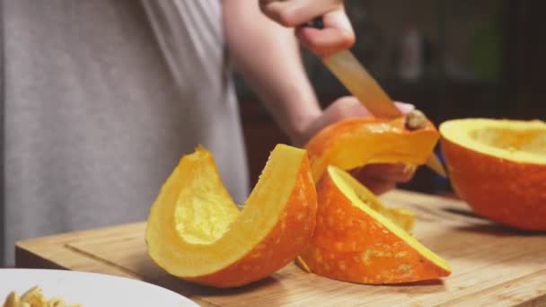 Una mujer en la cocina haciendo un pastel de calabaza. 4k, disparos en cámara lenta. dolly disparo — Vídeo de stock