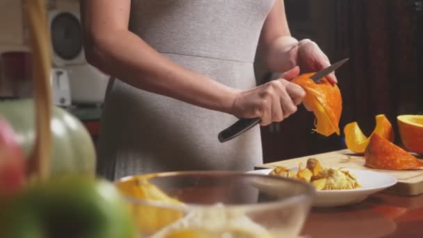 Женщина на кухне делает тыквенный пирог. 4К, замедленная съемка. dolly shot — стоковое видео