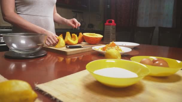 Жінка на кухні робить гарбузовий пиріг. 4k, повільна стрільба. ляльковий постріл — стокове відео