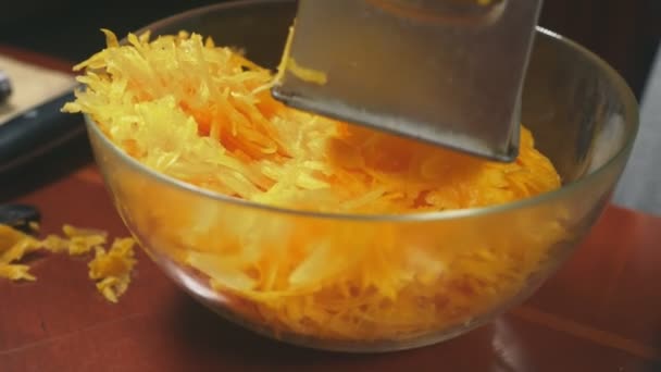 Une femme dans la cuisine fait une tarte à la citrouille. 4k, tir au ralenti. Dolly shot — Video