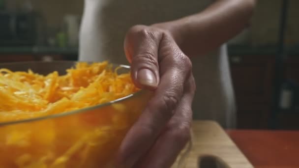 Una donna in cucina che fa una torta di zucca. 4k, sparatoria al rallentatore. dolly shot — Video Stock