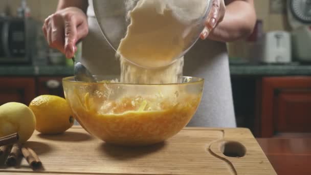 Kadın mutfakta bir kabak pasta yapmak. 4k, ağır çekim çekim. dolly vurdu — Stok video