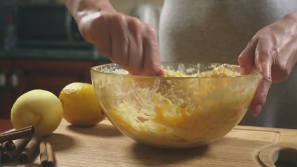 Uma mulher na cozinha a fazer uma tarte de abóbora. 4K, tiro em câmara lenta. boneca tiro — Vídeo de Stock