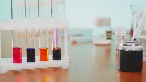 Experimentos químicos, tubos de laboratorio con reactivos. 4k, primer plano — Vídeo de stock