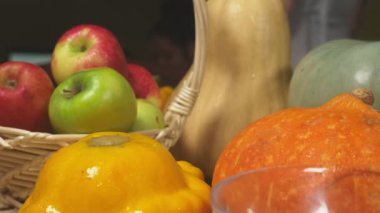 Kadın mutfakta bir kabak pasta yapmak. 4k, ağır çekim çekim. dolly vurdu