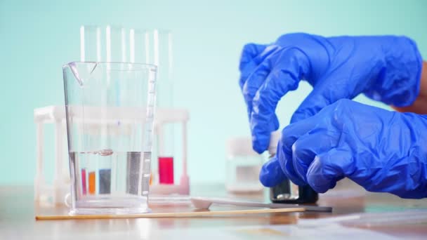 Chemické pokusy, laboratorní zkumavky s činidly. 4k, detail — Stock video