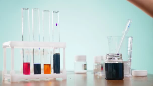 Esperimenti chimici, provette di laboratorio con reagenti. 4k, primo piano — Video Stock