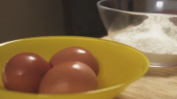 Eine Frau in der Küche backt einen Zitronenkuchen. 4k, Zeitlupe. Leibesvisitation — Stockvideo