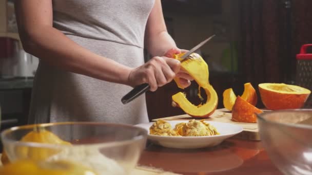 Uma mulher na cozinha a fazer uma tarte de abóbora. 4K, tiro em câmara lenta. boneca tiro — Vídeo de Stock