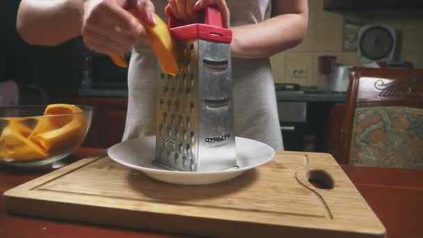 Vrouw in de keuken een pompoen taart te maken. 4k, slow-motion-video schieten. Dolly schot — Stockvideo