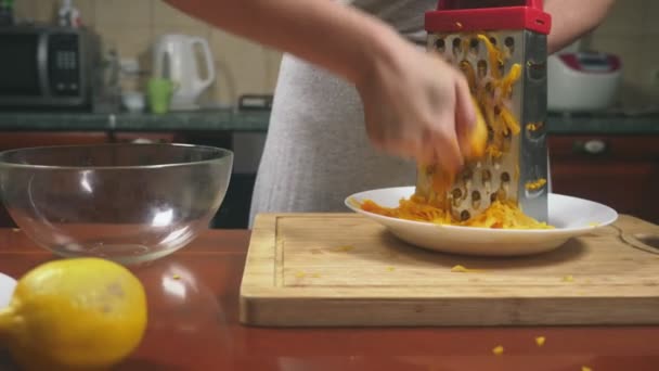 Vrouw in de keuken een pompoen taart te maken. 4k, slow-motion-video schieten. Dolly schot — Stockvideo