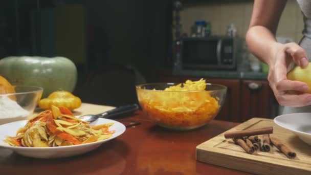 Une femme dans la cuisine fait une tarte à la citrouille. 4k, tir au ralenti. Dolly shot — Video