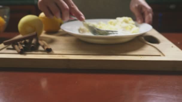 Egy nő a konyhában tesz egy tortát. Krém elkészítése. 4k, lassú mozgású felvétel. testi lövés — Stock videók