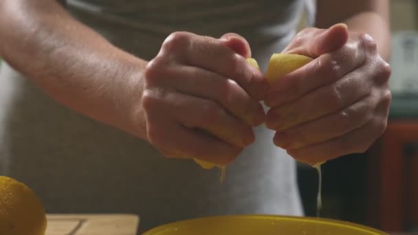 Limonade mit Zitronensaft. Nahaufnahme 4k, Dolly Shot — Stockvideo