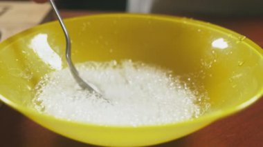 Soda limon suyu içinde sönmüş. yakın çekim 4k, dolly vurdu