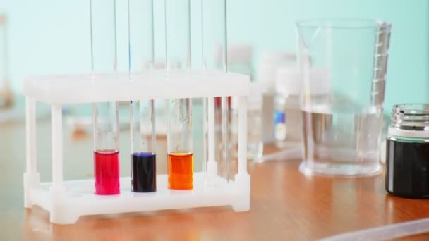 Experimentos químicos, tubos de ensaio de laboratório com reagentes. 4k, close-up — Vídeo de Stock