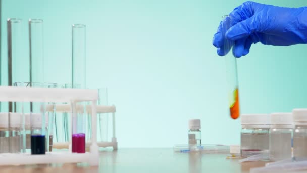 Experimentos químicos, tubos de laboratorio con reactivos. 4k, primer plano — Vídeo de stock