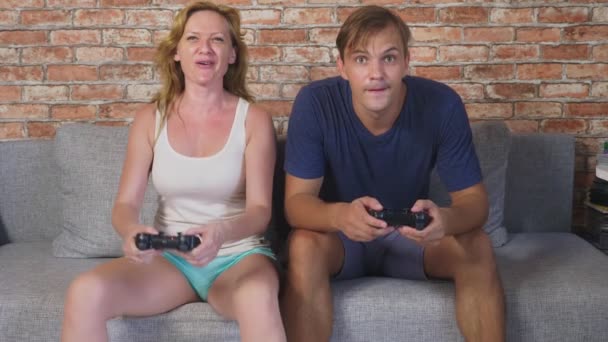 Duygusal erkek ve kadın oynamak oyun çubukları Console içinde onlar rekabet ve çılgın komik suratlar yapmak. 4k, ağır çekim — Stok video