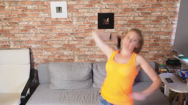 Fotografía media de una mujer bailando al videojuego. en un ambiente hogareño. 4k, cámara lenta . — Vídeos de Stock