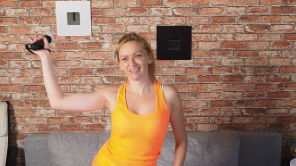 Mittlere Einstellung einer Frau, die zu einem Videospiel tanzt. im häuslichen Umfeld. 4k, Zeitlupe. — Stockvideo
