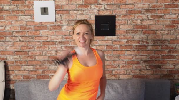 Tiro médio de uma mulher dançando ao videogame. num ambiente doméstico. 4k, câmera lenta . — Vídeo de Stock