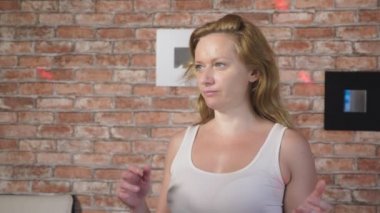 vokal beceri öğretim süreci. kadın vokal estrade dersler alır. 4k, ağır çekim