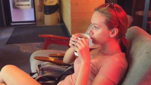 La ragazza sta bevendo caffè in un caffè retrò 4k. Rallentatore — Video Stock