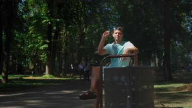 Bir adam çöp urn atar. 4k, ağır çekim