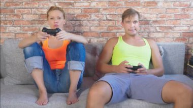 duygusal erkek ve kadın oynamak oyun çubukları Console içinde onlar rekabet ve çılgın komik suratlar yapmak. 4k, ağır çekim