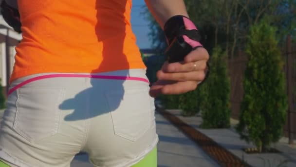 Sexy gelukkig vent in lichte kleren, doen vormt op zijn rolschaatsen. Langzame video, 4k, standicam schot — Stockvideo