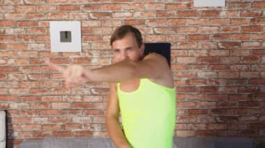 Orta çekim bir video oyunu için dans bir adam. Eve bir ortamda. 4k, ağır çekim.