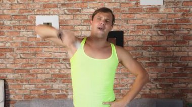 Orta çekim bir video oyunu için dans bir adam. Eve bir ortamda. 4k, ağır çekim.