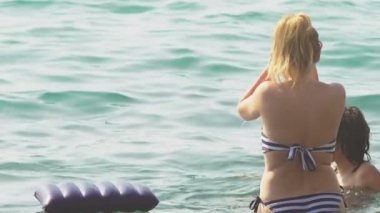 Denizde yüzme mutlu bir aile. Tatil ve seyahat kavramı. 4k, ağır çekim