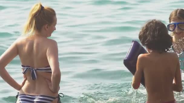 Szczęśliwa rodzina kąpiel w morzu. koncepcja wakacje i podróże. 4k, zwolnionym tempie — Wideo stockowe