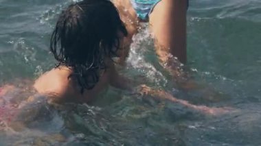 Denizde yüzme mutlu bir aile. Tatil ve seyahat kavramı. 4k, ağır çekim