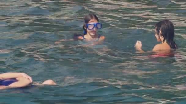 Gelukkige familie zwemmen in de zee. het concept van vakantie en reizen. 4k, slow-motion — Stockvideo