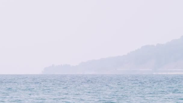 海湾岛屿的看法。远摄射击。海海岸在雾, 4k, — 图库视频影像