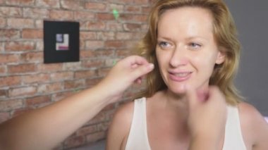 vokal beceri öğretim süreci. kadın vokal estrade dersler alır. 4k, ağır çekim