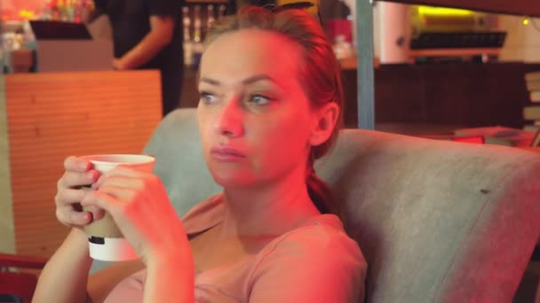 La ragazza sta bevendo caffè in un caffè retrò 4k. Rallentatore — Video Stock