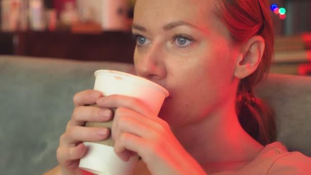 La chica está bebiendo café en un café retro 4k. Movimiento lento — Vídeo de stock