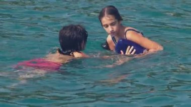 Denizde yüzme mutlu bir aile. Tatil ve seyahat kavramı. 4k, ağır çekim