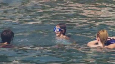 Denizde yüzme mutlu bir aile. Tatil ve seyahat kavramı. 4k, ağır çekim