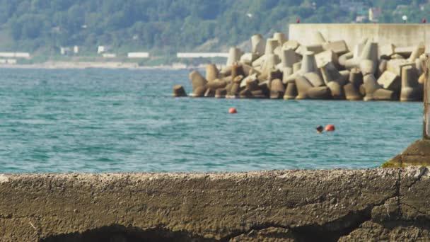 Quebra-mares no mar Negro. 4k, câmera lenta . — Vídeo de Stock