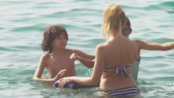 Feliz familia bañándose en el mar. el concepto de vacaciones y viajes. 4k, cámara lenta — Vídeos de Stock