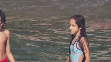 Denizde yüzme mutlu bir aile. Tatil ve seyahat kavramı. 4k, ağır çekim