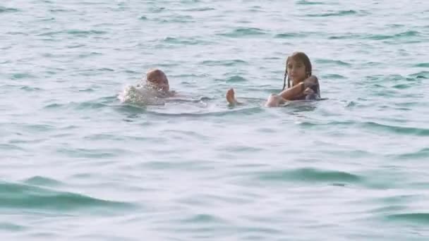 Denizde yüzme mutlu bir aile. Tatil ve seyahat kavramı. 4k, ağır çekim — Stok video